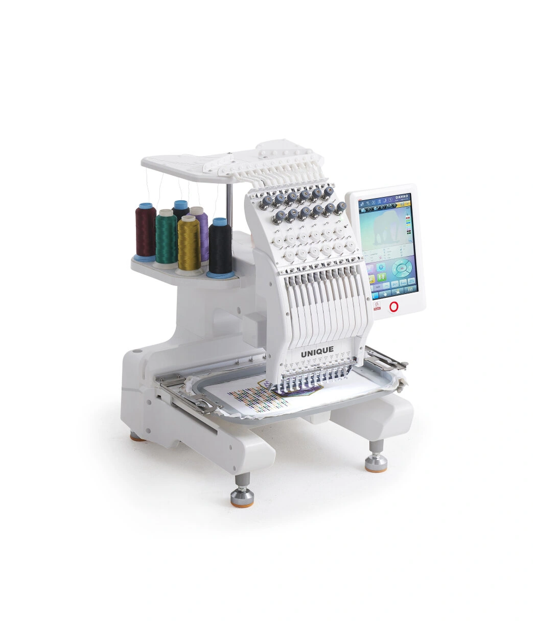 Hímzőgép hímzőkerettel és színes cérnákkal