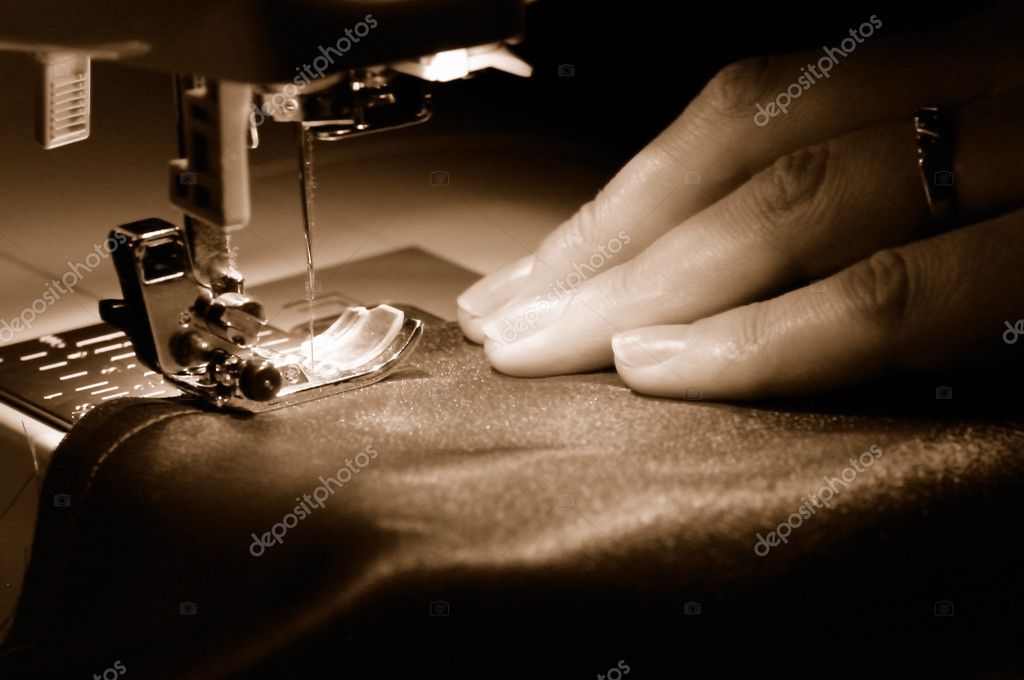 Szerelő helyszínen vizsgálja a varrógépet